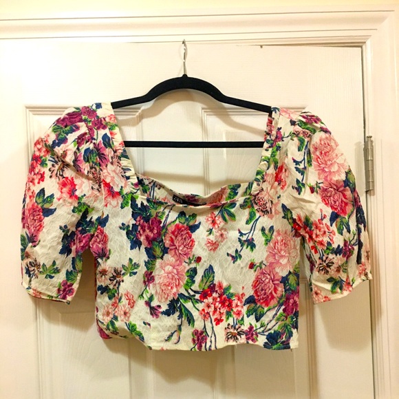 Zara Tops - Zara puff sleeve floral crop top